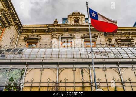 Palacio Sara Braun Palace Chilenische Flagge Punta Arenas Chile. Palast aus dem späten 19. Jahrhundert, zentraler Platz in der Innenstadt von Punta Arenas Stockfoto