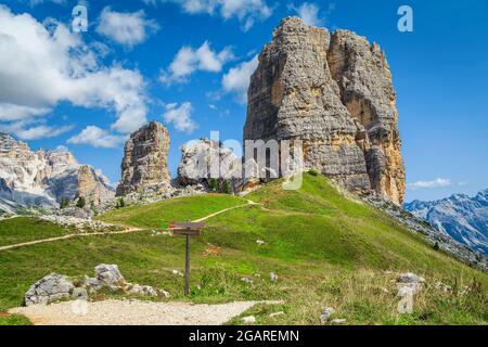Bergkulisse mit majestätischen Cinque Torri Felsformationen. Hölzerne Wanderzeichen und Wegweiser in der Nähe von Wanderwegen, Dolomiten, Italien, Europ Stockfoto