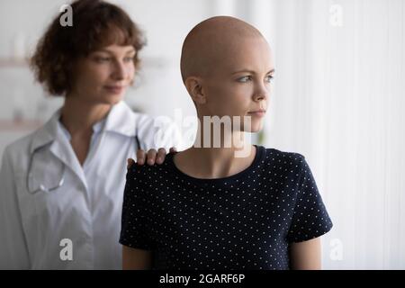 Junge Onkologin unterstützt gestresste Krebspatientin. Stockfoto