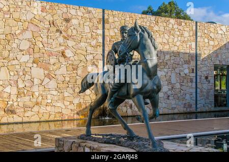 Beeindruckende lebensgroße Bronzestatue des sarazenen Ritters, Saladin und seines Pferdes in der Saracen Winery, Wilyabrup, Margaret River, Westaustralien. Stockfoto