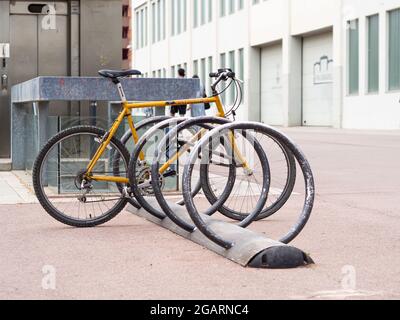 Sabadell - Katalonien, SPANIEN - 30. Juli 2021: Fahrrad auf dem Fahrradparkplatz in der Nähe des Gebäudes Fira de Sabadell Stockfoto