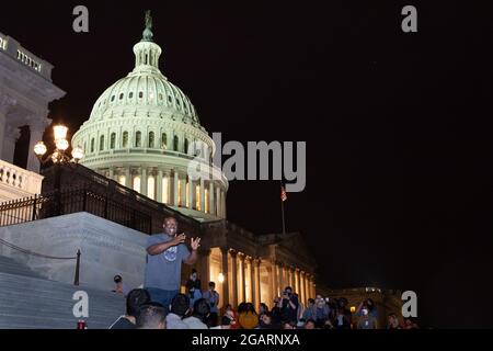 Washington, DC, USA. Juli 2021. Im Bild: Der Kongressabgeordnete Jamaal Bowman (D-NY) spricht während einer Kundgebung auf den Stufen des US-Kapitols mit etwa 250 Demonstranten, um das Moratorium für die Pandemie-Räumung zu verlängern, das um Mitternacht ausläuft. Kredit: Allison Bailey/Alamy Live Nachrichten Stockfoto