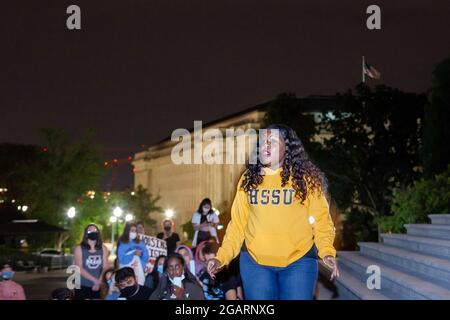 Washington, DC, USA. August 2021. Im Bild: Die Kongressabgeordnete Cori Bush (D-MO) spricht während einer Kundgebung auf den Stufen des US-Kapitols mit etwa 250 Demonstranten, um das Moratorium für die Pandemie-Räumung zu verlängern, das um Mitternacht ausläuft. Kredit: Allison Bailey/Alamy Live Nachrichten Stockfoto