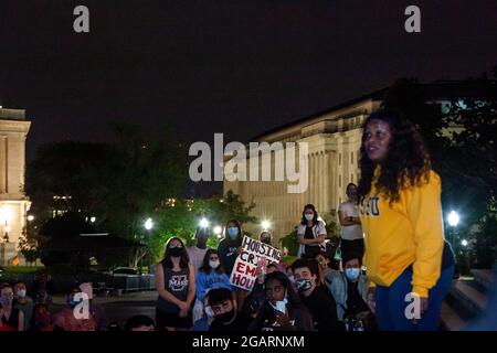 Washington, DC, USA. August 2021. Im Bild: Die Demonstranten hören der Kongressabgeordneten Cori Bush (D-MO) zu, während sie während einer Kundgebung auf den Stufen des US-Kapitols spricht, um das Moratorium für die pandemische Räumung zu verlängern, das um Mitternacht ausläuft. Kredit: Allison Bailey/Alamy Live Nachrichten Stockfoto