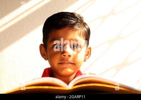 Indische Schule Kinder Studenten Notebook Schreiben Studium Bildung in der Klasse, bord Stockfoto