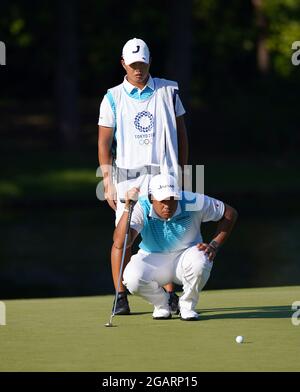 Der japanische Hideki Matsuyama in Aktion während des Play-off am achtzehnten während des Männer-Einzel-Stroke-Golf-Turniers im Kasumigaseki Country Club am neunten Tag der Olympischen Spiele in Tokio 2020 in Japan. Bilddatum: Sonntag, 1. August 2021. Stockfoto