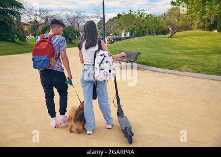 Junges Paar im Park mit Technologie Stockfoto