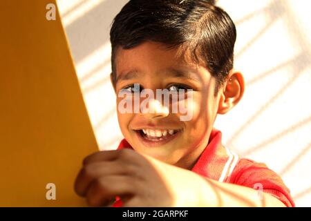 Indische Schule Kinder Studenten Notebook Schreiben Studium Bildung in der Klasse, bord Stockfoto