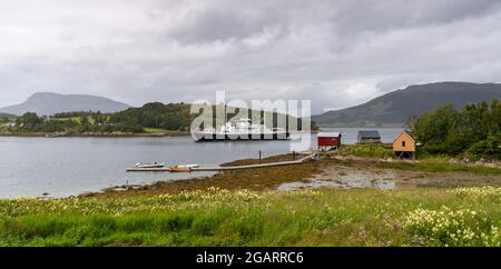 Levang, Norwegen - 17. Juli 2021: Die Fähre kommt von Nesna an der Levang Fähre an der Helgeland Küste im Norden Norwegens an Stockfoto