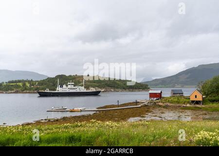 Levang, Norwegen - 17. Juli 2021: Die Fähre kommt von Nesna an der Levang Fähre an der Helgeland Küste im Norden Norwegens an Stockfoto