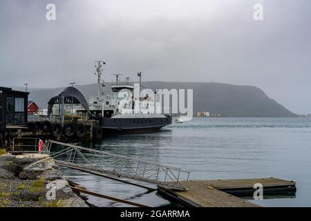 Nesna, Norwegen - 17. Juli 2021: Die Fähre bei der Landung im Hafen von Nesna an der norwegischen Helgelandküste Stockfoto