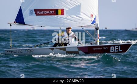 Die Belgierin Emma Plasschaert wurde während des Medaillenrennens des einköpfigen Dinghy Laser Radial Segelevents der Frauen am zehnten Tag der in Aktion fotografiert Stockfoto