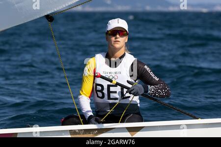 Die Belgierin Emma Plasschaert wurde während des Medaillenrennens des einköpfigen Dinghy Laser Radial Segelevents der Frauen am zehnten Tag der in Aktion fotografiert Stockfoto