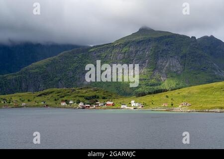 Blick auf das Dorf Fredvang am Selfjord auf den Lofoten im Norden Norwegens an einem bewölkten Tag Stockfoto