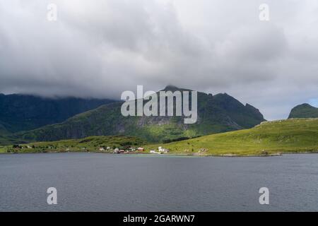 Blick auf das Dorf Fredvang am Selfjord auf den Lofoten im Norden Norwegens an einem bewölkten Tag Stockfoto