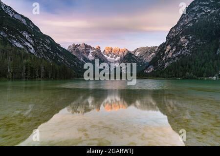 Die Popena-Gruppe und der Monte Cristallo spiegeln sich im unberührten Landro-See (Durrensee) bei Sonnenaufgang, Dolomiten, Südtirol, Italien Stockfoto