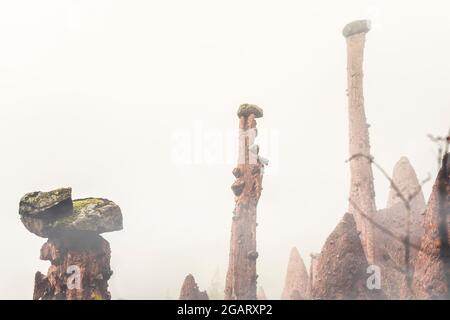 Nebel über der Erde Pyramiden Zinnen im Herbst, Ritten, Bozen, Südtirol, Italien Stockfoto