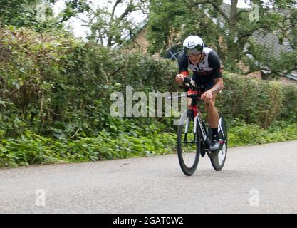 Maastricht, Niederlande. August 2021. Youri Keulen aus Sittard (Niederlande) führt das Rennen während der Radetappe des Ironman 70.3 Maastricht-Limburg Triathlons an. Er fuhr fort, das Rennen zu gewinnen. Aufgrund des schnell fließenden Wassers in der Maas nach den jüngsten Überschwemmungen wurde der Schwimmabschnitt der Strecke durch einen zusätzlichen Laufabschnitt ersetzt, was den Triathlon zu einem Run-Bike-Run-Event machte. Anna Karpendale/Alamy Live News Stockfoto