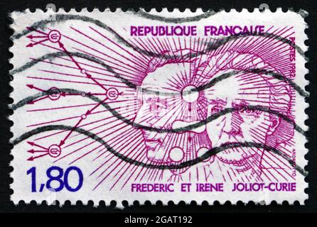 FRANKREICH - UM 1982: Eine in Frankreich gedruckte Marke zeigt Frederic und Irene Joliot-Curie, Strahlungsdiagramme, Gewinner des Nobelpreises für Chemie Stockfoto