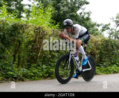 Maastricht, Niederlande. August 2021. Dennis Bakker aus den Niederlanden fährt während des Ironman 70.3 Maastricht-Limburg Triathlons mit dem Rennrad. Er liegt an zweiter Stelle zu diesem Zeitpunkt. Aufgrund des schnell fließenden Wassers in der Maas nach den jüngsten Überschwemmungen wurde der Schwimmabschnitt der Strecke durch einen zusätzlichen Laufabschnitt ersetzt, was den Triathlon zu einem Run-Bike-Run-Event machte. Anna Karpendale/Alamy Live News Stockfoto