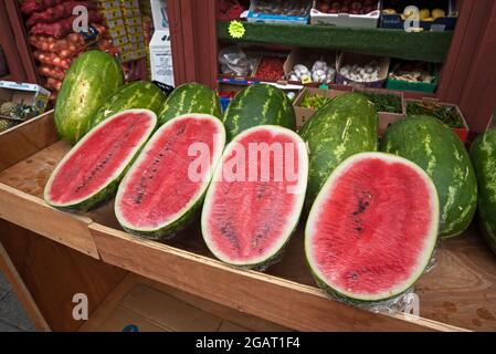 Ausstellung von Wassermelonen, die außerhalb eines Gemüseherladens in Newington, Edinburgh, Schottland, Großbritannien, verkauft werden. Stockfoto