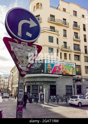 Madrid, Spanien; 6. Dezember 2020. Verkehrsschild mit vielen Aufklebern vor dem Theater Muñoz Seca auf der Plaza del Carmen in Madrid, Spanien. Stockfoto