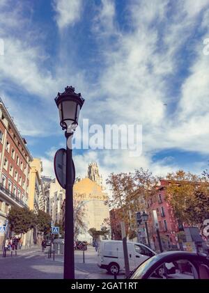 Madrid, Spanien; 6. Dezember 2020. Ruhiger Morgen mit einigen Leuten, die auf der Plaza del Carmen in Madrid, Spanien, spazieren gehen. Stockfoto