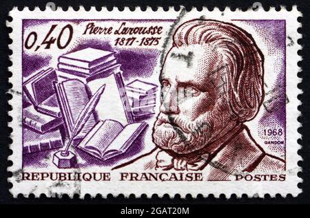 FRANKREICH - UM 1968: Eine in Frankreich gedruckte Briefmarke zeigt Pierre Larousse, Grammatiker, Lexikograph und Enzyklopädiker, um 1968 Stockfoto