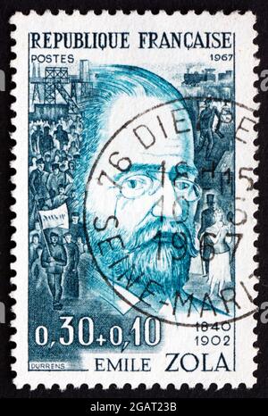 FRANKREICH - UM 1967: Eine in Frankreich gedruckte Briefmarke zeigt Emile Zola, Schriftsteller, Schriftsteller, Dramatiker und Journalist, um 1967 Stockfoto
