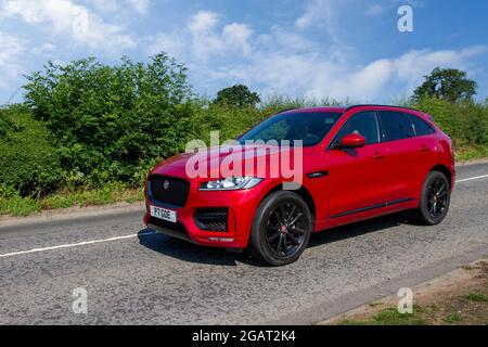 2017 roter Jaguar F-PACE R Sport AWD 8-Gang-Automatikdiesel mit 1999 ccm Hubraum auf dem Weg zur Capesthorne Hall Classic July Car Show, Ceshire, Großbritannien Stockfoto