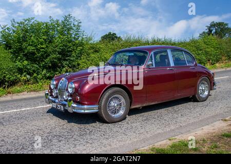 1964 60er Jahre kastanienbraune Jaguar MK II 3442cc 4dr Limousine, auf dem Weg zur Capesthorne Hall Classic Car Show im Juli, Ceshire, Großbritannien Stockfoto