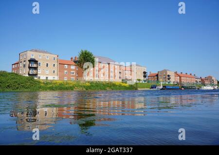 Flacher Blick auf moderne Wohngebäude und Boote am Fluss mit klarem blauen Himmel in BOSTON Lincolnshire, Stockfoto