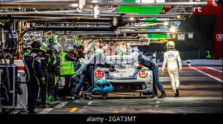 22 Campbell Matt (aus), Bamber Earl (nzl), Jaminet Mathieu (Fra), GPX Martini Racing, Porsche 911 GT3-R (911.II), Action-BOXENSTOPP während der TotalEnergies 24 Hours of Spa, 6. Lauf der Fanatec GT World Challenge Europe Powered by AWS 2021, vom 28. Juli bis 1. August, 2021 auf dem Circuit de Spa-Francorchamps, in Stavelot, Belgien - Foto François Flamand / DPPI Stockfoto