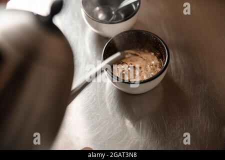 Eine Tasse Kaffee zum Testen des gerösteten Prozesses Stockfoto