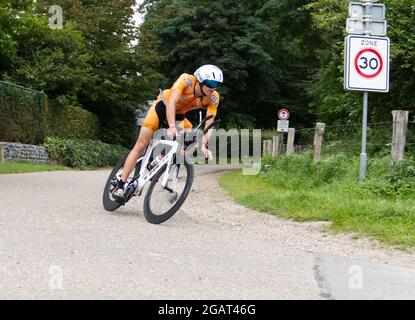 Maastricht, Niederlande. August 2021. Fabien Celeste aus Frankreich fährt auf der Radetappe des Ironman 70.3 Maastricht-Limburg Triathlons mit dem Rennrad. Aufgrund des schnell fließenden Wassers in der Maas nach den jüngsten Überschwemmungen wurde der Schwimmabschnitt der Strecke durch einen zusätzlichen Laufabschnitt ersetzt, was den Triathlon zu einem Run-Bike-Run-Event machte. Anna Karpendale/Alamy Live News Stockfoto