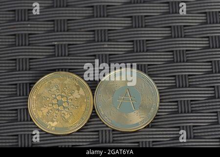 Zwei goldene ada-Münzen von cardano auf Vorder- und Rückseite Stockfoto