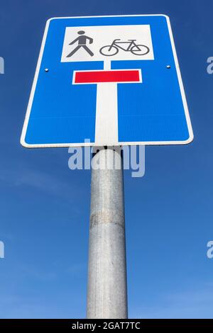 Deutsches Straßenschild: Keine Durchgangsstraße, offen für Radfahrer und Fußgänger Stockfoto
