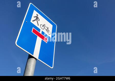 Deutsches Straßenschild: Keine Durchgangsstraße, offen für Radfahrer und Fußgänger Stockfoto