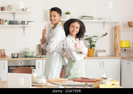 Porträt eines afroamerikanischen Bruders und einer Schwester in der Küche Stockfoto