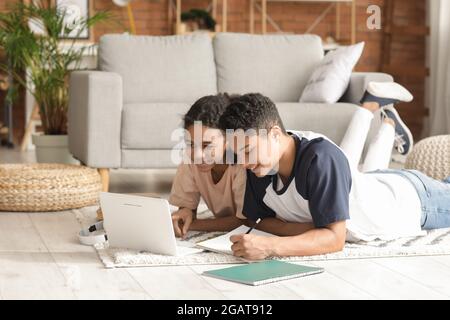 Afroamerikanischer Bruder und Schwester, die zu Hause studieren Stockfoto