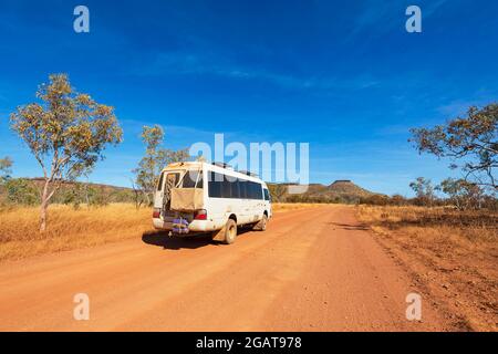 Dusty Toyota Coaster Bus Wohnmobil im Gelände im Outback, Gibb River Road, Kimberley Region, Western Australia, WA, Australien Stockfoto