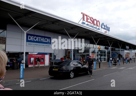 tesco extra Supermarkt und kombinierter Laden des Zehnkampf-Sport-Superstore in westwood Cross East kent uk juli 2021 Stockfoto