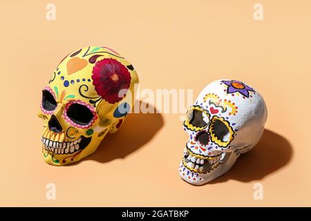 Bemalte Menschenschädel für Mexikos Tag der Toten (El Dia de Muertos) auf farbigem Hintergrund Stockfoto