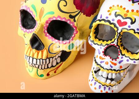 Bemalte Menschenschädel für Mexikos Tag der Toten (El Dia de Muertos) auf farbigem Hintergrund Stockfoto