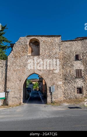 Die antike Porta Maccarone oder das östliche Tor im historischen Zentrum von Norcia, Italien Stockfoto