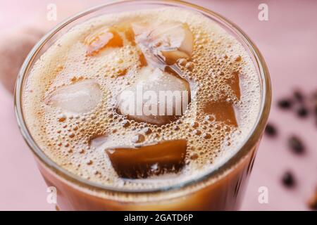 Glas Eiskaffee auf farbigem Hintergrund, Nahaufnahme Stockfoto