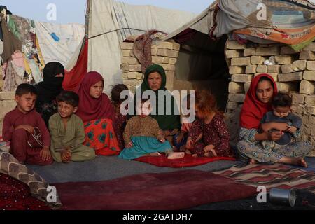 (210801) -- MAZAR-i-SHARIF, 1. August 2021 (Xinhua) -- das Foto vom 31. Juli 2021 zeigt Vertriebene in einem provisorischen Lager in Mazar-i-Sharif, der Hauptstadt der Provinz Balkh, Afghanistan. DAZU „Feature: Vertriebene afghanische Familien leiden in provisorischen Lagern in der Hoffnung, in Frieden zu leben“ (Foto: Kawa Basharat/Xinhua) Stockfoto