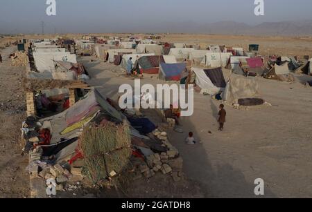 (210801) -- MAZAR-i-SHARIF, 1. August 2021 (Xinhua) -- das Foto vom 31. Juli 2021 zeigt ein provisorisch behelfsmäßiges Lager in Mazar-i-Sharif, der Hauptstadt der Provinz Balkh, Afghanistan. DAZU „Feature: Vertriebene afghanische Familien leiden in provisorischen Lagern in der Hoffnung, in Frieden zu leben“ (Foto: Kawa Basharat/Xinhua) Stockfoto