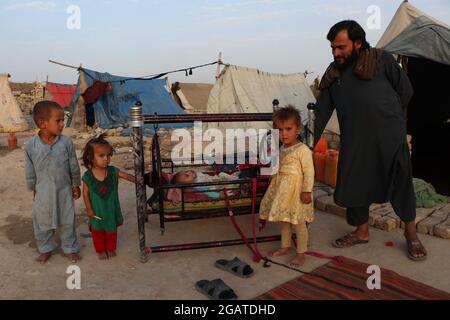 (210801) -- MAZAR-i-SHARIF, 1. August 2021 (Xinhua) -- das Foto vom 31. Juli 2021 zeigt Vertriebene in einem provisorischen Lager in Mazar-i-Sharif, der Hauptstadt der Provinz Balkh, Afghanistan. DAZU „Feature: Vertriebene afghanische Familien leiden in provisorischen Lagern in der Hoffnung, in Frieden zu leben“ (Foto: Kawa Basharat/Xinhua) Stockfoto