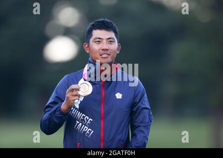 Saitama, Japan. August 2021. Der Bronzemedaillengewinnerin Pan C.T. aus dem chinesischen Taipeh steht auf dem Podium während der Siegerehrung des individuellen Streichspiels der Männer bei den 4 Olympischen Spielen 2020 in Tokio in Saitama, Japan, am 1. August 2021. Quelle: Zheng Huansong/Xinhua/Alamy Live News Stockfoto